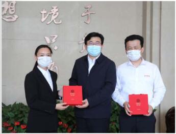区委书记乔俊杰走访龙8头号玩家并发放“常商服务卡”
