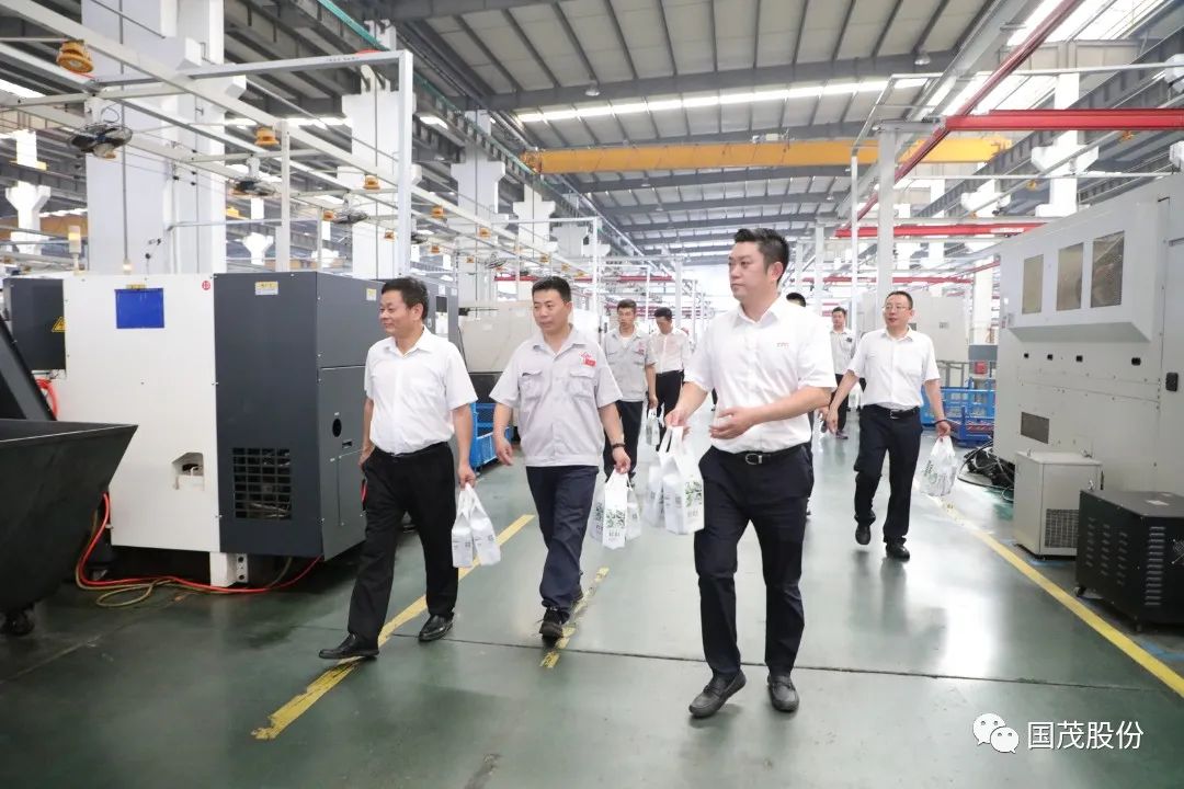 龙8头号玩家股份开展高温慰问走访活动